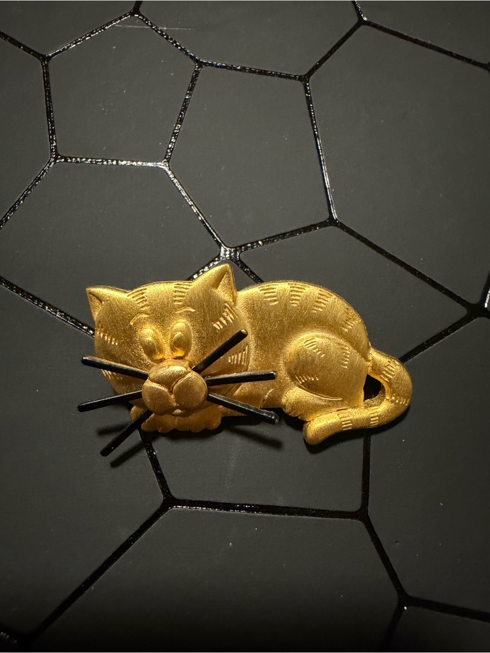 Vintage Gold Tone Tabby Cat Brooch with Whiskers Signed JJ Jonette Jewelry 1980